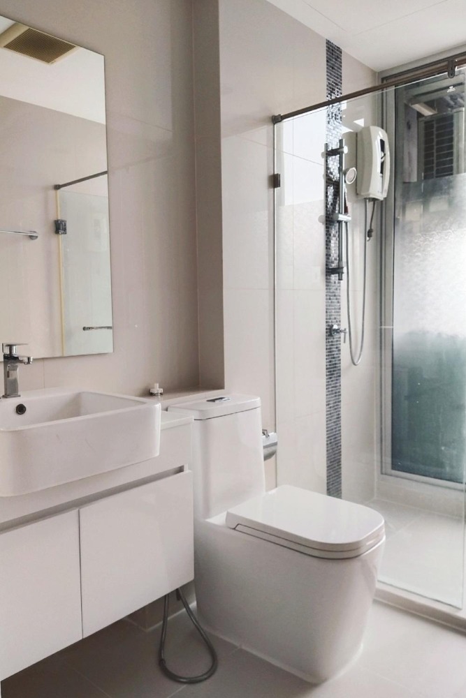 For RentCondoRattanathibet, Sanambinna : Luxury condo for rent, next to Bang Kraso MRT station, has washing machine.