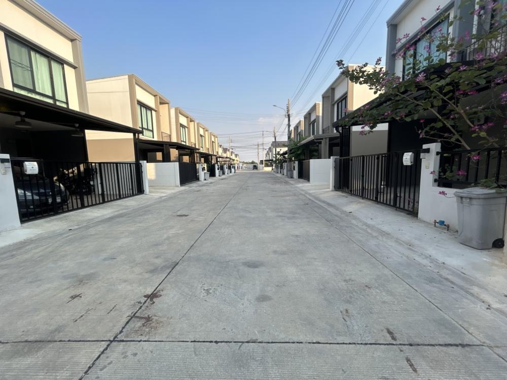 For RentTownhomeNawamin, Ramindra : Project for rent: Sena Village, Ramintra Km. 9, has 4 air conditioners, complete furniture and electrical appliances.