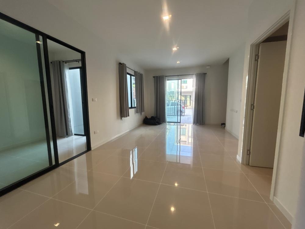 For RentTownhomeNawamin, Ramindra : Project for rent: Sena Village, Ramintra Km. 9, has 4 air conditioners, complete furniture and electrical appliances.