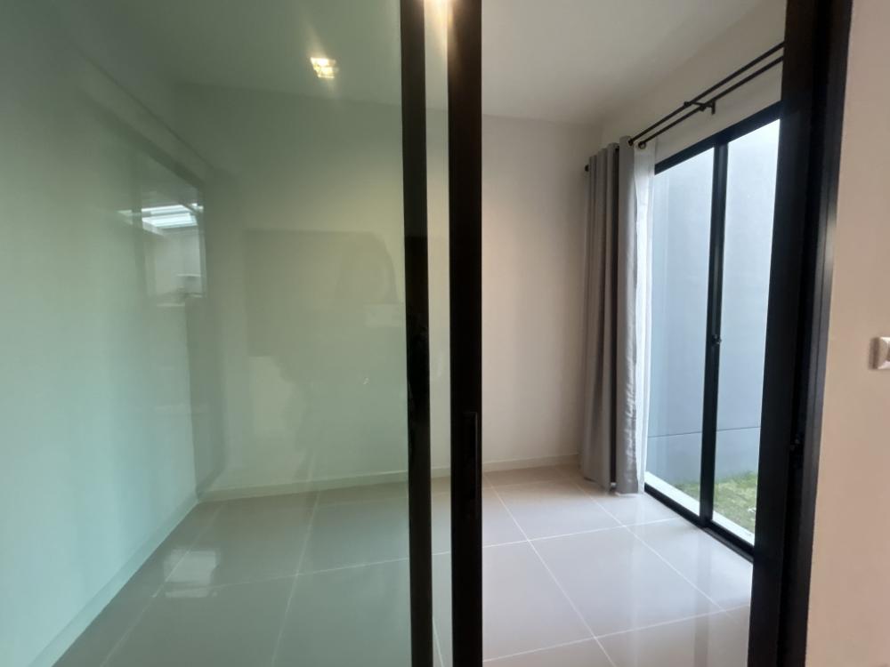 For RentTownhomeNawamin, Ramindra : Project for rent: Sena Village, Ramintra Km. 9, has 4 air conditioners, complete furniture and electrical appliances.