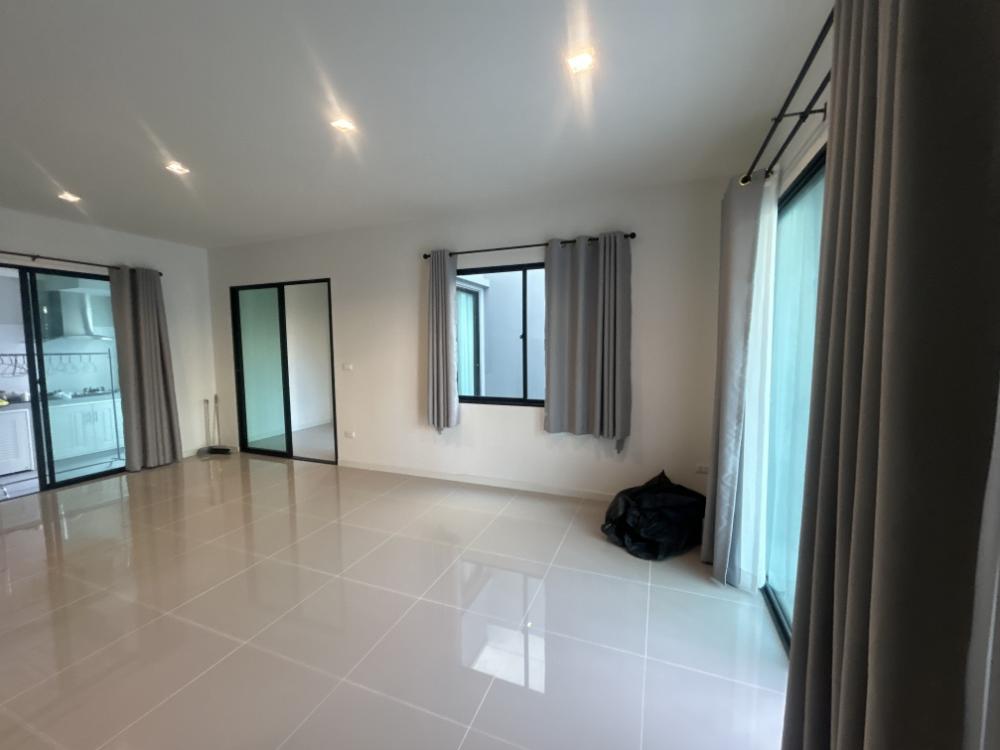 For RentTownhomeNawamin, Ramindra : Project for rent: Sena Village, Ramintra Km. 9, has 4 air conditioners, complete furniture and electrical appliances.