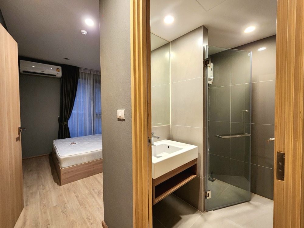 ให้เช่าคอนโดวงเวียนใหญ่ เจริญนคร : สถานะตามภาพปก**ห้องว่างครับผม มีเครื่องซักผ้า แอร์ 2 ตัว!! ห้องริมด้วย! The Most อิสรภาพ**  วิวสระน้ำ พร้อมอยู่ ใกล้ศิริราชที่สุด SN517.56