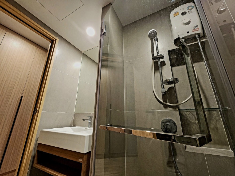 ให้เช่าคอนโดวงเวียนใหญ่ เจริญนคร : สถานะตามภาพปก**ห้องว่างครับผม มีเครื่องซักผ้า แอร์ 2 ตัว!! ห้องริมด้วย! The Most อิสรภาพ**  วิวสระน้ำ พร้อมอยู่ ใกล้ศิริราชที่สุด SN517.56