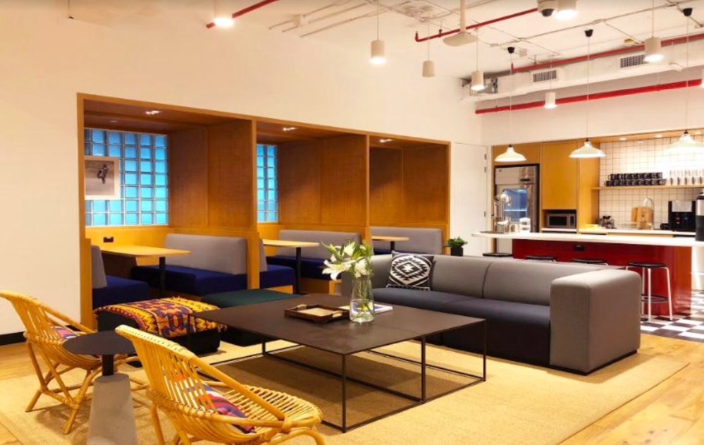 ให้เช่าสำนักงานสุขุมวิท อโศก ทองหล่อ : เซอร์วิสออฟฟิศ พื้นที่สำนักงานให้เช่า ทองหล่อ สุขุมวิท Serviced Office ตกแต่งสวย พร้อมเข้าอยู่ อาคาร ที-วัน ทองหล่อ - T-One Thonglor Office Building ใกล้รถไฟฟ้า BTSทองหล่อ 10 Workstations ราคาเช่า 120,400 บาท ย่านทองหล่อ