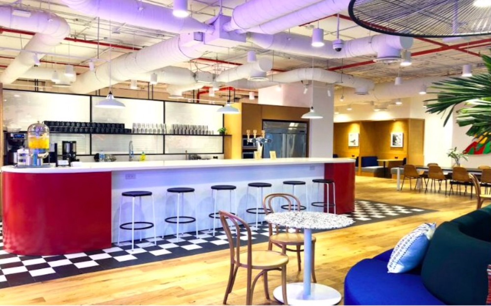 ให้เช่าสำนักงานสุขุมวิท อโศก ทองหล่อ : เซอร์วิสออฟฟิศ พื้นที่สำนักงานให้เช่า ทองหล่อ สุขุมวิท Serviced Office ตกแต่งสวย พร้อมเข้าอยู่ อาคาร ที-วัน ทองหล่อ - T-One Thonglor Office Building ใกล้รถไฟฟ้า BTSทองหล่อ 10 Workstations ราคาเช่า 120,400 บาท ย่านทองหล่อ