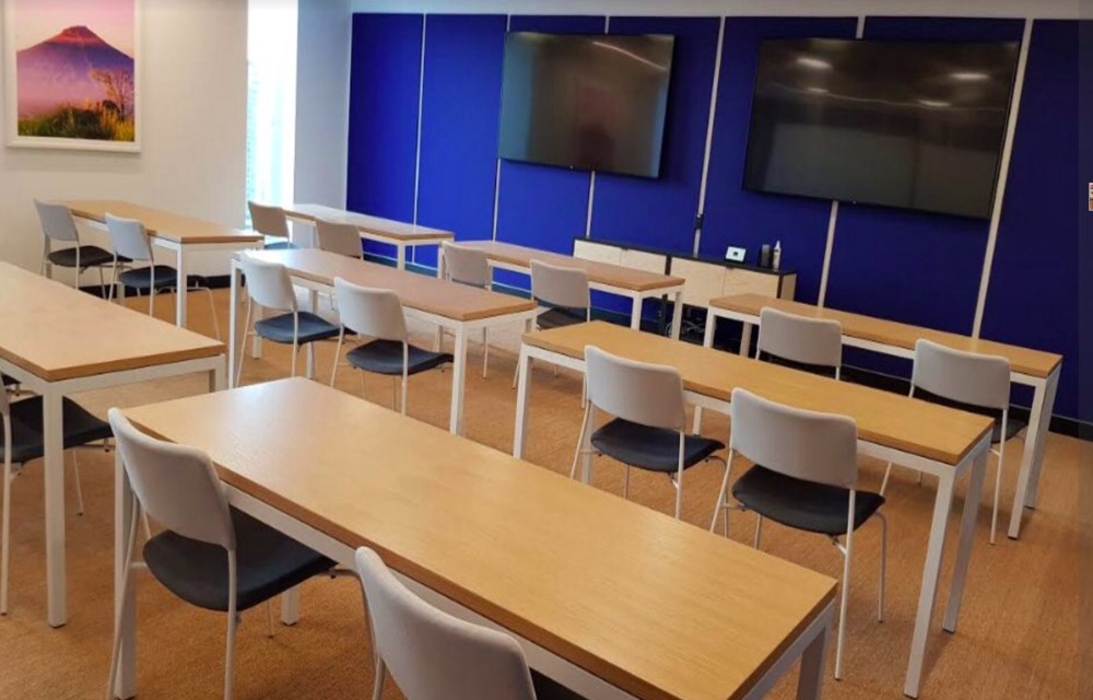 ให้เช่าสำนักงานสุขุมวิท อโศก ทองหล่อ : เซอร์วิสออฟฟิศ พื้นที่สำนักงานให้เช่า ทองหล่อ สุขุมวิท Serviced Office ตกแต่งสวย พร้อมเข้าอยู่ อาคาร ที-วัน ทองหล่อ - T-One Thonglor Office Building ใกล้รถไฟฟ้า BTSทองหล่อ 10 Workstations ราคาเช่า 120,400 บาท ย่านทองหล่อ