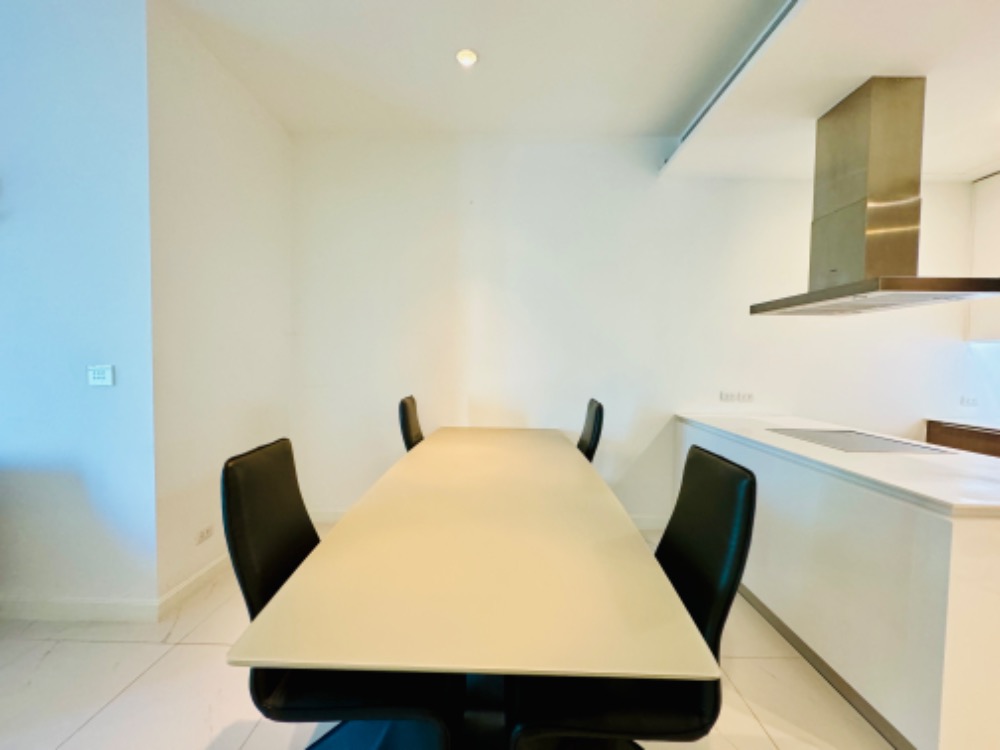 ขายคอนโดวิทยุ ชิดลม หลังสวน : 🔥🔥FOR SALE Fully Furnished : 𝟏𝟖𝟓 𝐑𝐀𝐉𝐀𝐃𝐀𝐌𝐑𝐈 , Size 𝟏𝟎𝟏.𝟎𝟓𝐬𝐪𝐦. 𝟐 Bedroom Price 𝟑𝟔.𝟕𝟔 𝐌𝐁 ติดต่อคุณณัฐ 𝟎𝟗𝟓𝟗𝟒𝟏𝟓𝟗𝟗𝟗