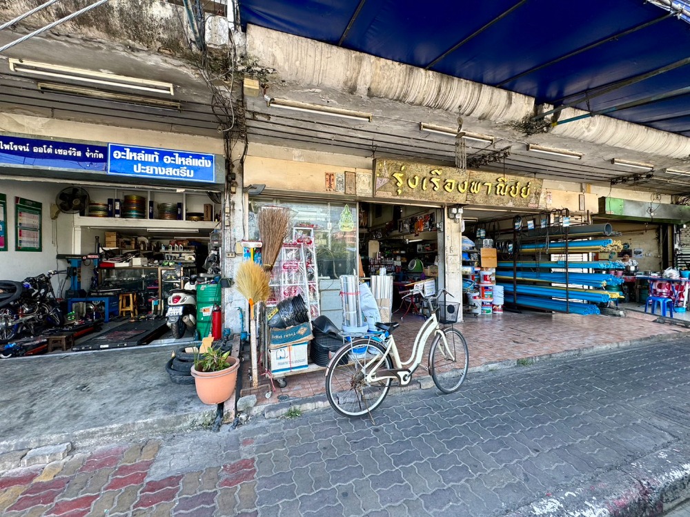 For RentShop HouseBangna, Bearing, Lasalle : Cheap rent, commercial building, Sukhumvit Bearing 107, area 44 sq m, 2 units, 3 and a half floors, next to the road, location near the Bearing BTS, Imperial World Samrong.