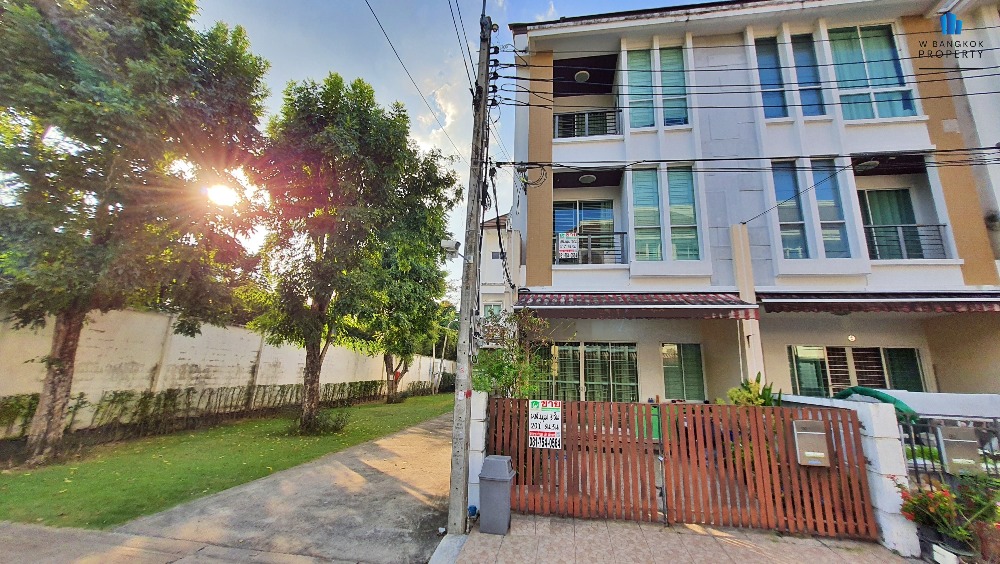 For SaleTownhomeEakachai, Bang Bon : 🔥New Year Pro : For sale, Baan Klang Muang Sathorn-Taksin 2 (S-Sense), 3-story townhome, near Wutthakat BTS station, corner plot, near private garden, most beautiful, very good price.