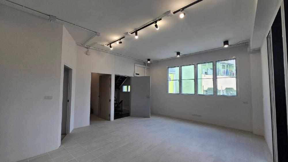 For RentShop HouseLadprao101, Happy Land, The Mall Bang Kapi : Commercial building for rent near MRT Lam Sali, just 1 second.