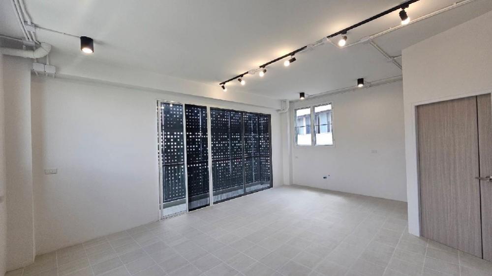 For RentShop HouseLadprao101, Happy Land, The Mall Bang Kapi : Commercial building for rent near MRT Lam Sali, just 1 second.