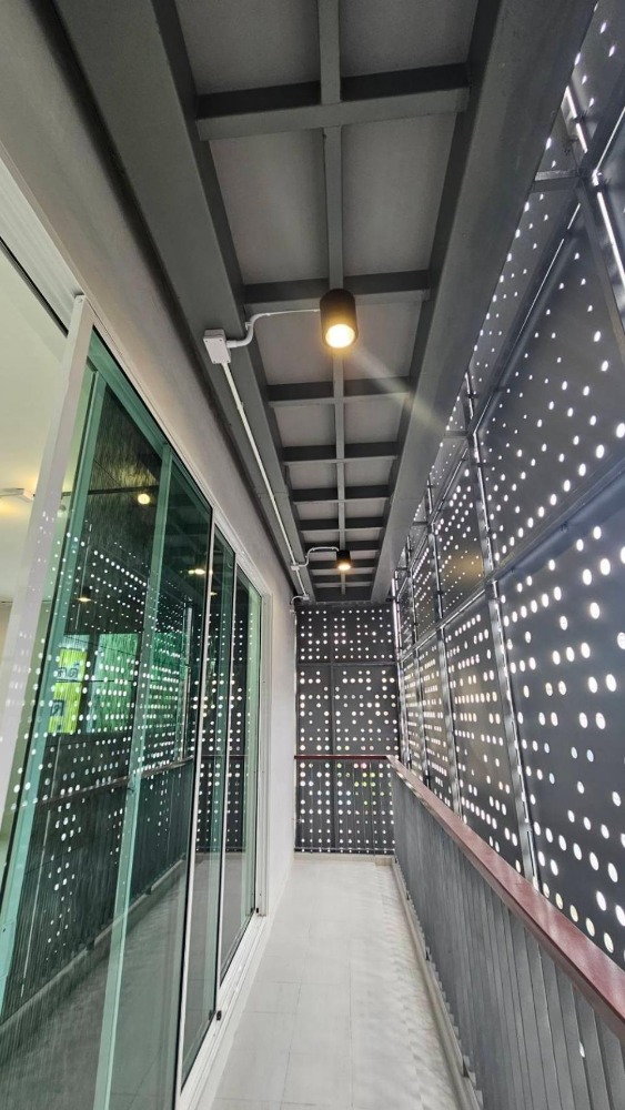 For RentShop HouseLadprao101, Happy Land, The Mall Bang Kapi : Commercial building for rent near MRT Lam Sali, just 1 second.