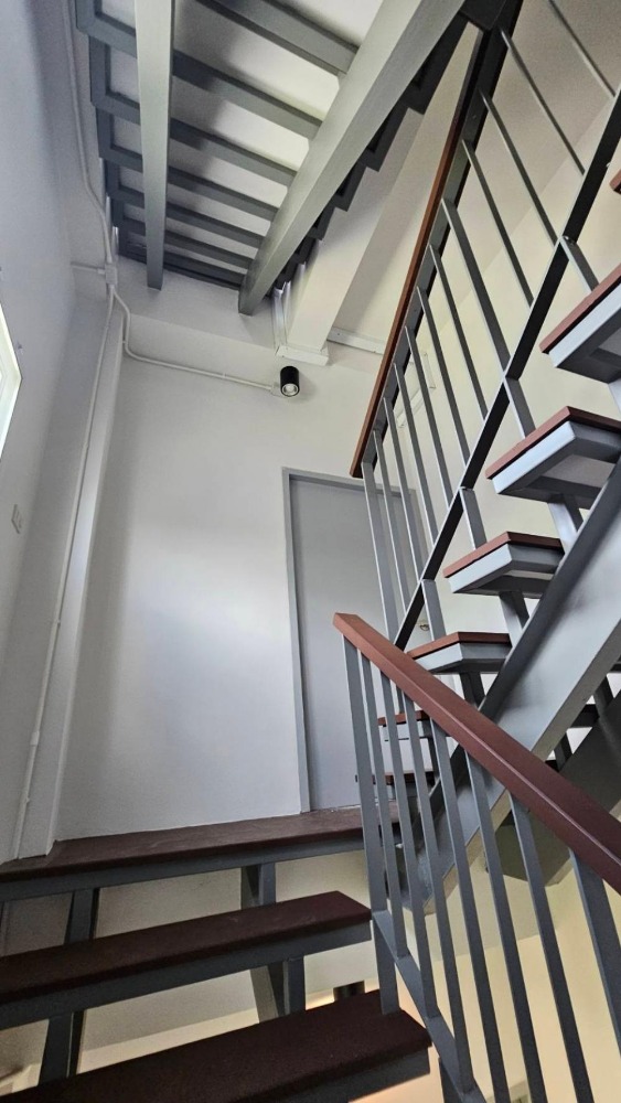 For RentShop HouseLadprao101, Happy Land, The Mall Bang Kapi : Commercial building for rent near MRT Lam Sali, just 1 second.