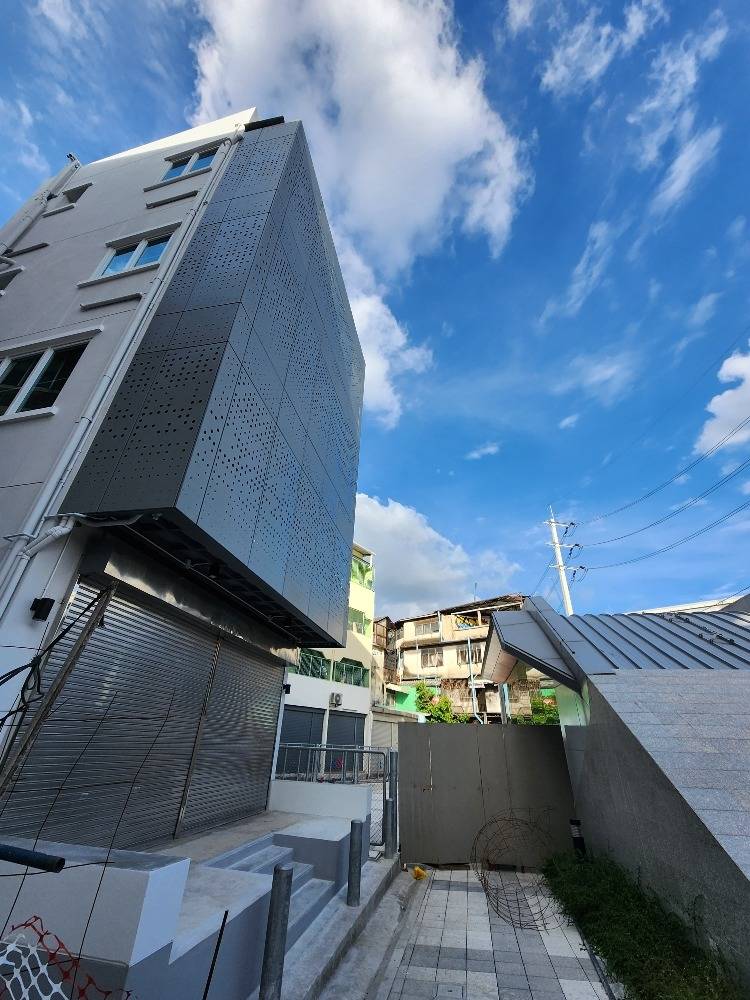 For RentShop HouseLadprao101, Happy Land, The Mall Bang Kapi : Commercial building for rent near MRT Lam Sali, just 1 second.