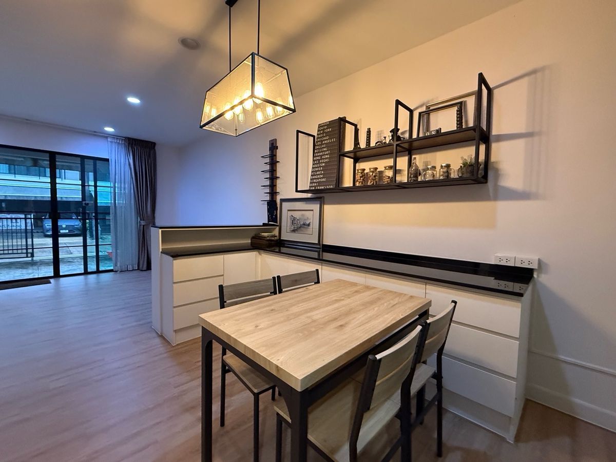 For SaleTownhomeRathburana, Suksawat : The best price! Baan Klang Muang Suksawat Townhome, 3 floors, fully furnished 20 sq wah., next to the main road and MRT station