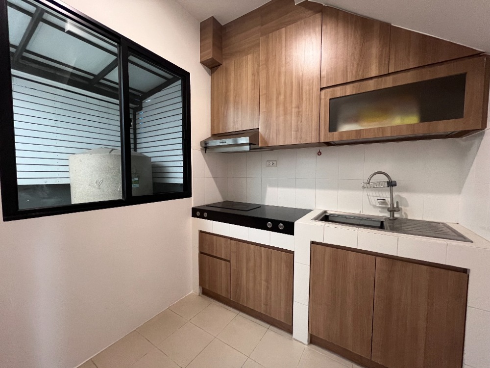 For SaleTownhomeRathburana, Suksawat : The best price! Baan Klang Muang Suksawat Townhome, 3 floors, fully furnished 20 sq wah., next to the main road and MRT station