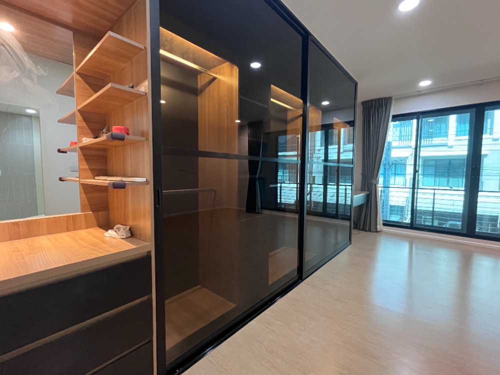 For SaleTownhomeRathburana, Suksawat : The best price! Baan Klang Muang Suksawat Townhome, 3 floors, fully furnished 20 sq wah., next to the main road and MRT station