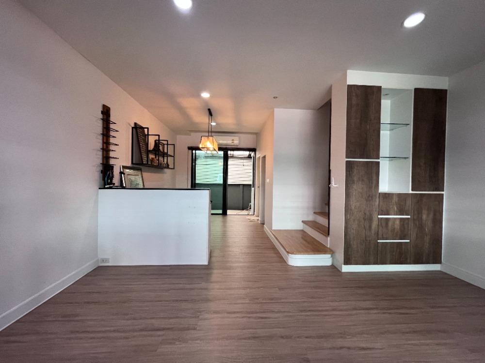 For SaleTownhomeRathburana, Suksawat : The best price! Baan Klang Muang Suksawat Townhome, 3 floors, fully furnished 20 sq wah., next to the main road and MRT station