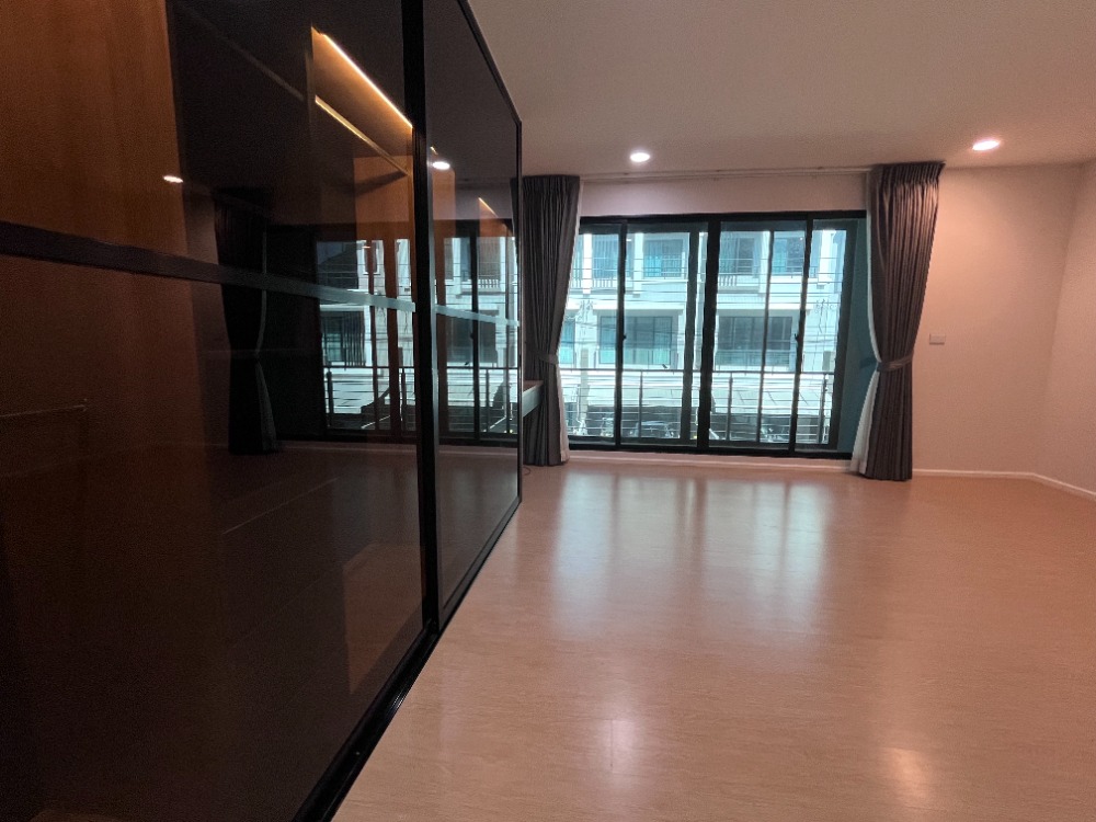 For SaleTownhomeRathburana, Suksawat : The best price! Baan Klang Muang Suksawat Townhome, 3 floors, fully furnished 20 sq wah., next to the main road and MRT station