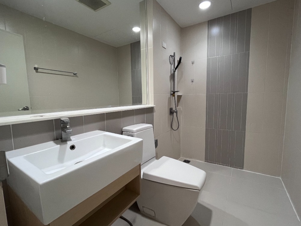 For SaleTownhomeRathburana, Suksawat : The best price! Baan Klang Muang Suksawat Townhome, 3 floors, fully furnished 20 sq wah., next to the main road and MRT station