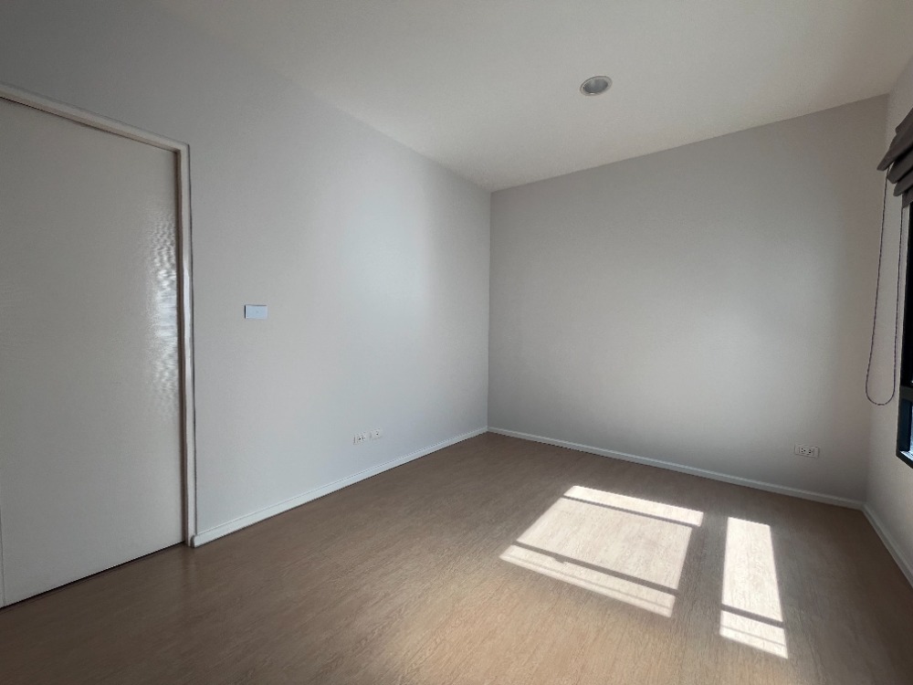 For SaleTownhomeRathburana, Suksawat : The best price! Baan Klang Muang Suksawat Townhome, 3 floors, fully furnished 20 sq wah., next to the main road and MRT station