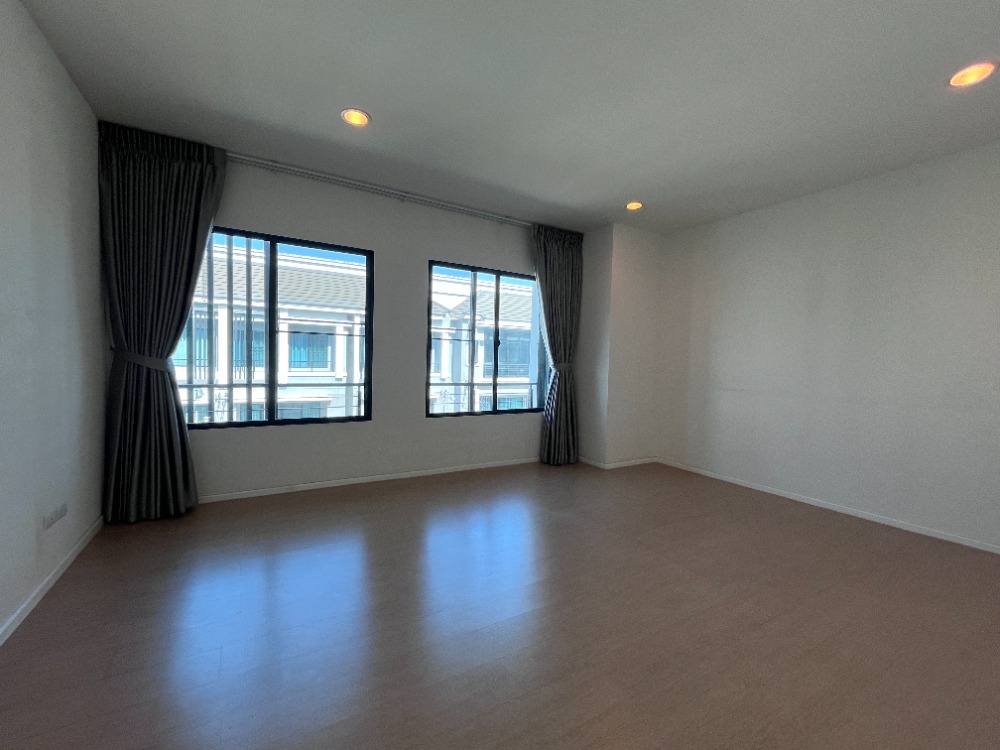 For SaleTownhomeRathburana, Suksawat : The best price! Baan Klang Muang Suksawat Townhome, 3 floors, fully furnished 20 sq wah., next to the main road and MRT station