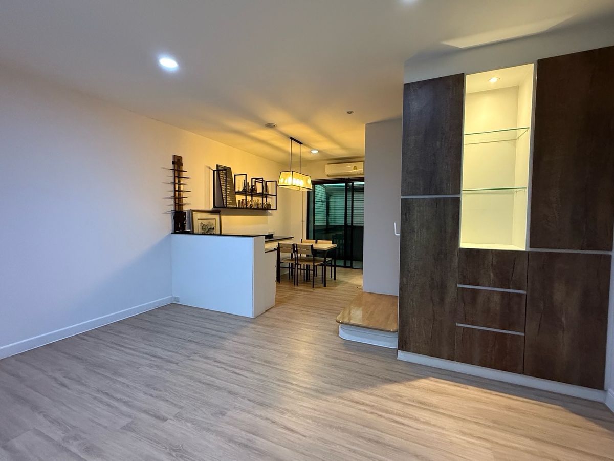 For SaleTownhomeRathburana, Suksawat : The best price! Baan Klang Muang Suksawat Townhome, 3 floors, fully furnished 20 sq wah., next to the main road and MRT station