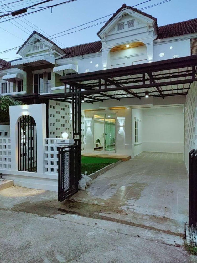 For SaleTownhomePathum Thani,Rangsit, Thammasat : 2-story townhouse, Piyawararom Village, Khlong 4, Rangsit-Nakhon Nayok, Thanyaburi, Dream World, Phra Ong Chao Sai Khlong 4. Bangna-Bang Pa-in Express line through the front of the village Lat Sawai-AC Market