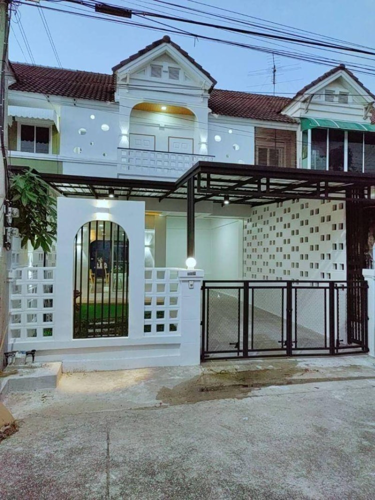 For SaleTownhomePathum Thani,Rangsit, Thammasat : 2-story townhouse, Piyawararom Village, Khlong 4, Rangsit-Nakhon Nayok, Thanyaburi, Dream World, Phra Ong Chao Sai Khlong 4. Bangna-Bang Pa-in Express line through the front of the village Lat Sawai-AC Market