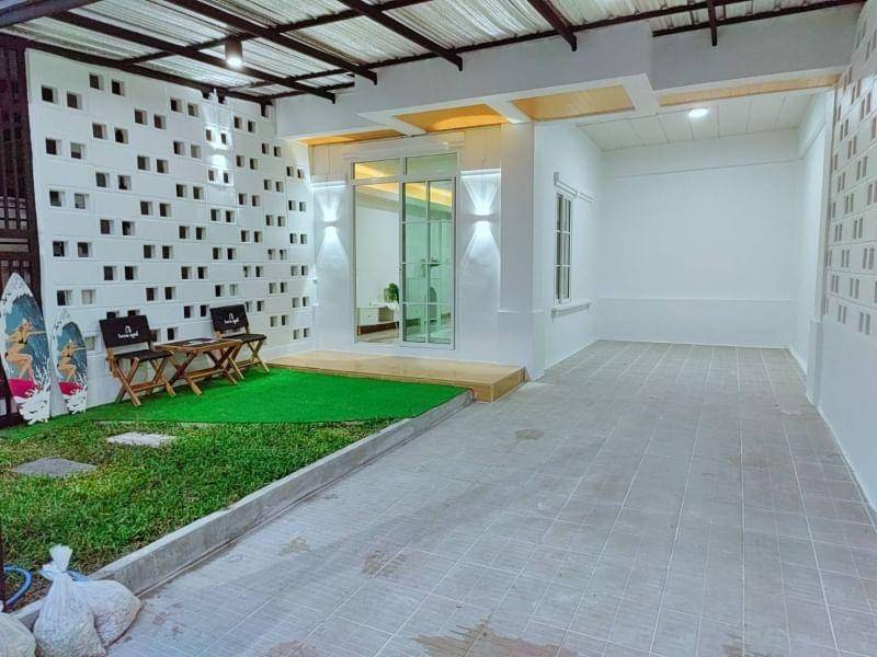 For SaleTownhomePathum Thani,Rangsit, Thammasat : 2-story townhouse, Piyawararom Village, Khlong 4, Rangsit-Nakhon Nayok, Thanyaburi, Dream World, Phra Ong Chao Sai Khlong 4. Bangna-Bang Pa-in Express line through the front of the village Lat Sawai-AC Market