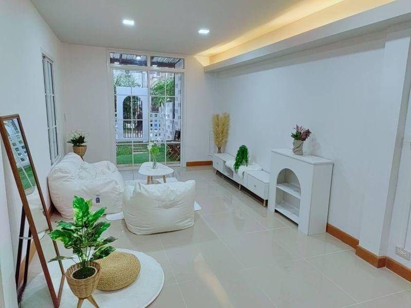 For SaleTownhomePathum Thani,Rangsit, Thammasat : 2-story townhouse, Piyawararom Village, Khlong 4, Rangsit-Nakhon Nayok, Thanyaburi, Dream World, Phra Ong Chao Sai Khlong 4. Bangna-Bang Pa-in Express line through the front of the village Lat Sawai-AC Market