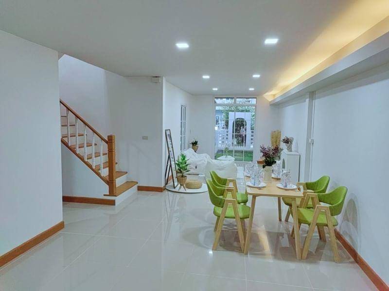 For SaleTownhomePathum Thani,Rangsit, Thammasat : 2-story townhouse, Piyawararom Village, Khlong 4, Rangsit-Nakhon Nayok, Thanyaburi, Dream World, Phra Ong Chao Sai Khlong 4. Bangna-Bang Pa-in Express line through the front of the village Lat Sawai-AC Market