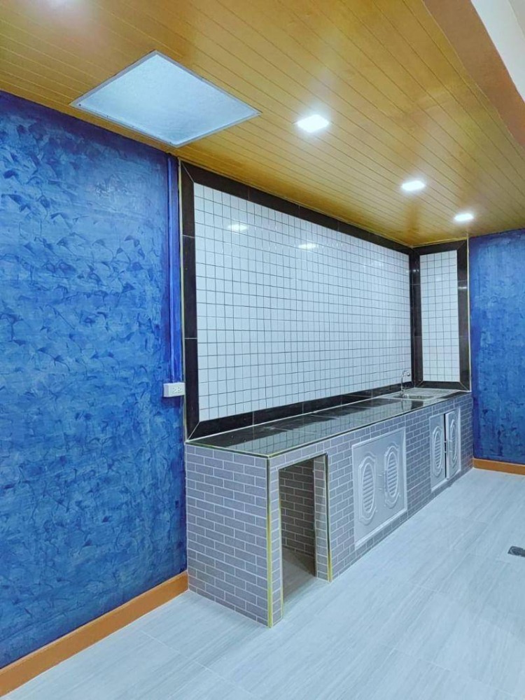 For SaleTownhomePathum Thani,Rangsit, Thammasat : 2-story townhouse, Piyawararom Village, Khlong 4, Rangsit-Nakhon Nayok, Thanyaburi, Dream World, Phra Ong Chao Sai Khlong 4. Bangna-Bang Pa-in Express line through the front of the village Lat Sawai-AC Market