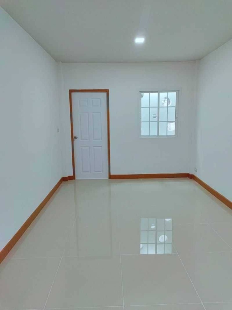 For SaleTownhomePathum Thani,Rangsit, Thammasat : 2-story townhouse, Piyawararom Village, Khlong 4, Rangsit-Nakhon Nayok, Thanyaburi, Dream World, Phra Ong Chao Sai Khlong 4. Bangna-Bang Pa-in Express line through the front of the village Lat Sawai-AC Market