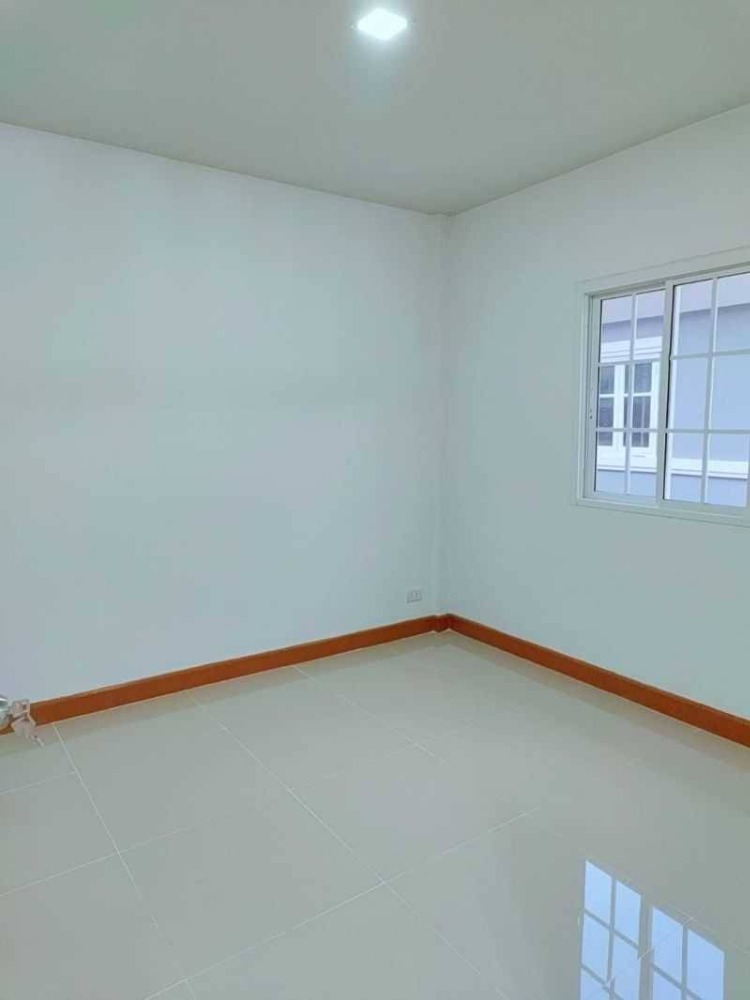 For SaleTownhomePathum Thani,Rangsit, Thammasat : 2-story townhouse, Piyawararom Village, Khlong 4, Rangsit-Nakhon Nayok, Thanyaburi, Dream World, Phra Ong Chao Sai Khlong 4. Bangna-Bang Pa-in Express line through the front of the village Lat Sawai-AC Market