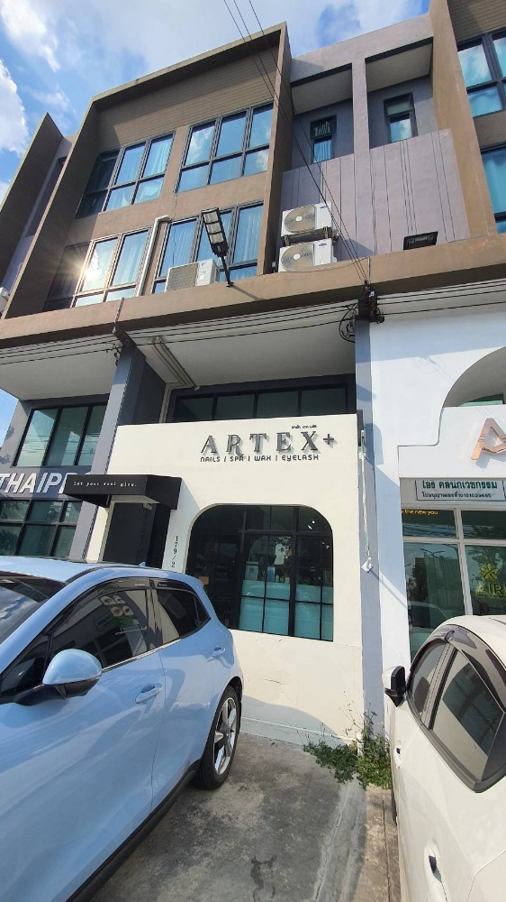 ขายอาคารพาณิชย์ลาดพร้าว เซ็นทรัลลาดพร้าว : ขายอาคารพาณิชย์ โฮมออฟฟิศ 3.5 ชั้น   2 หลังติดกัน (ขายพร้อมผู้เช่า)  โครงการ ADD AP19  ตั้งอยู่ซอยวิภาวดี16 (ซอยโชคชัยร่วมมิตร) ใกล้ย่านธุรกิจ เดินทางสะดวก เข้าออกได้หลายเส้นทาง ถ.วิภาวดีรังสิต, ถ.รัชดาภิเษก, MRTลาดพร้าว