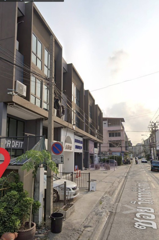 ขายอาคารพาณิชย์ลาดพร้าว เซ็นทรัลลาดพร้าว : ขายอาคารพาณิชย์ โฮมออฟฟิศ 3.5 ชั้น   2 หลังติดกัน (ขายพร้อมผู้เช่า)  โครงการ ADD AP19  ตั้งอยู่ซอยวิภาวดี16 (ซอยโชคชัยร่วมมิตร) ใกล้ย่านธุรกิจ เดินทางสะดวก เข้าออกได้หลายเส้นทาง ถ.วิภาวดีรังสิต, ถ.รัชดาภิเษก, MRTลาดพร้าว