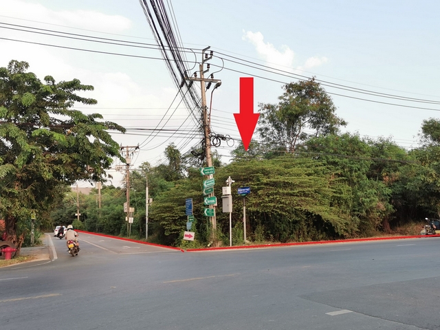 For RentLandRama 2, Bang Khun Thian : Land for rent, corner plot 3-2-0 rai, already filled. Near Bang Bon 5 intersection, next to the road on 2 sides, along Ekachai Road 131, width 57 meters.