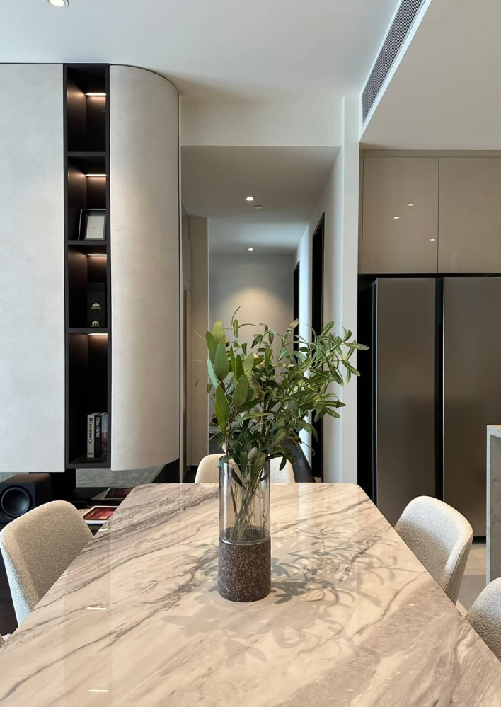 For SaleCondoSukhumvit, Asoke, Thonglor : 💫Sell with tenant til 1/1/26
Modern 3-beds in the heart of Thonglor, LAVIQ SUKHUMVIT 57. High ceilings, beautiful views, spacious bedrooms with corner windows.