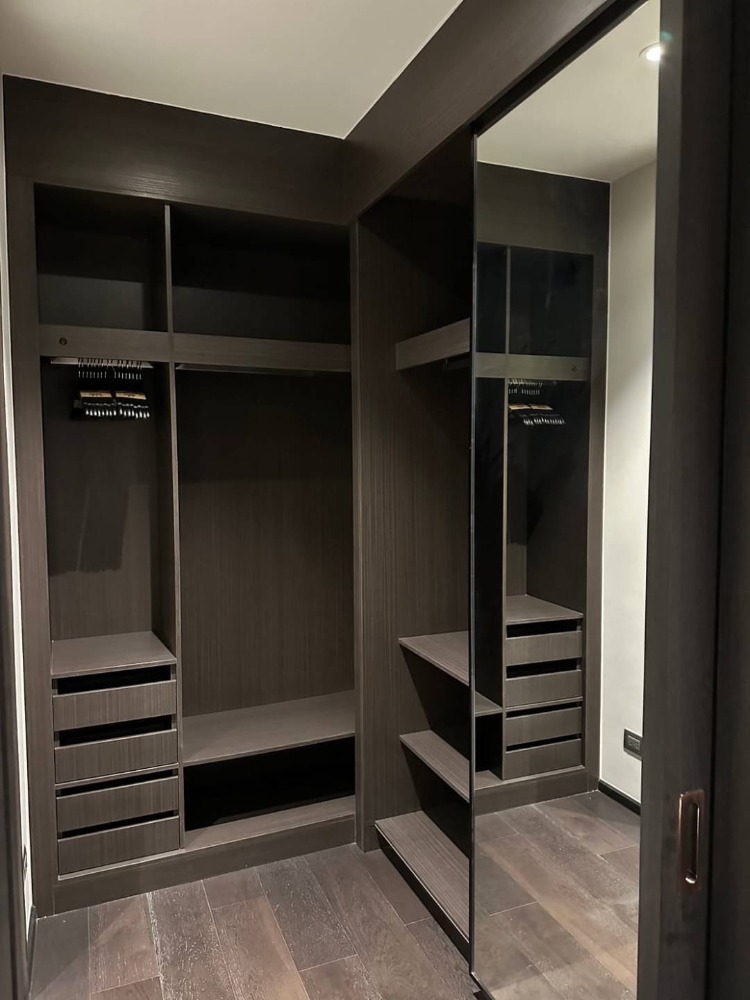 For SaleCondoSukhumvit, Asoke, Thonglor : 💫Sell with tenant til 1/1/26
Modern 3-beds in the heart of Thonglor, LAVIQ SUKHUMVIT 57. High ceilings, beautiful views, spacious bedrooms with corner windows.