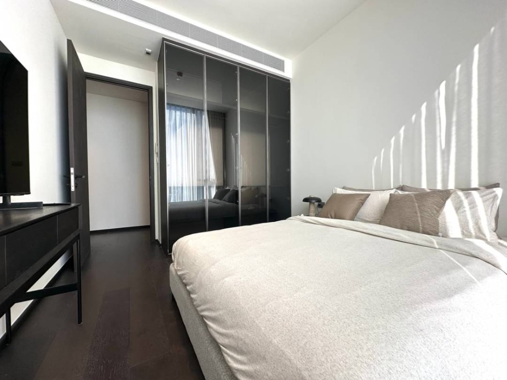 For SaleCondoSukhumvit, Asoke, Thonglor : 💫Sell with tenant til 1/1/26
Modern 3-beds in the heart of Thonglor, LAVIQ SUKHUMVIT 57. High ceilings, beautiful views, spacious bedrooms with corner windows.