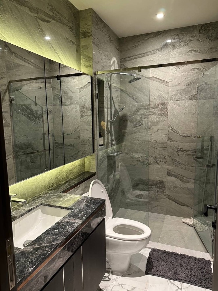 For SaleCondoSukhumvit, Asoke, Thonglor : 💫Sell with tenant til 1/1/26
Modern 3-beds in the heart of Thonglor, LAVIQ SUKHUMVIT 57. High ceilings, beautiful views, spacious bedrooms with corner windows.