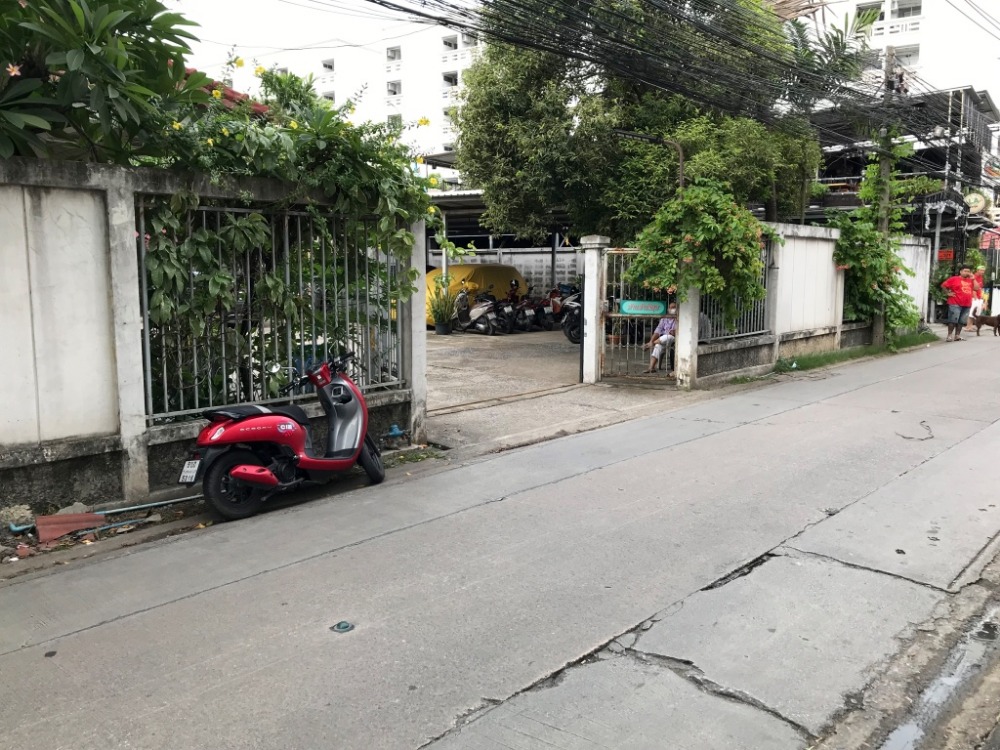 For SaleLandLadprao101, Happy Land, The Mall Bang Kapi : Land 333 sq m., Soi Lat Phraeng. 101 enters from the road 100 meters, which is already filled in. There are many people in the area. 1.4 km from the Yellow Line.