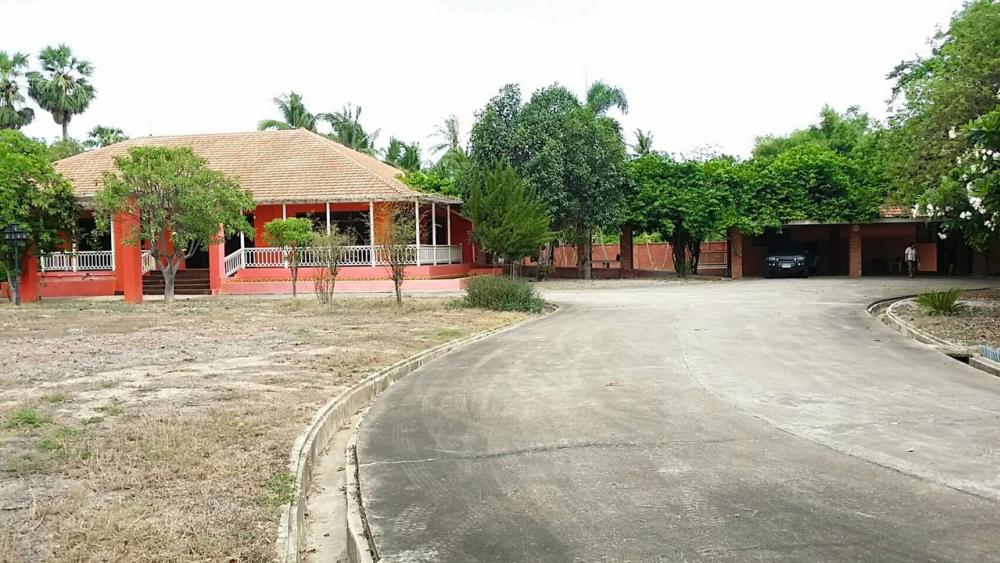 For SaleHouseCha-am Phetchaburi : Single-storey detached house for sale, area 3 rai, well fenced, with concrete road on 2 sides, near Puktian Beach and Cha-am Beach. The house is located in Nong Chok Subdistrict, Tha Yang District, Phetchaburi Province.