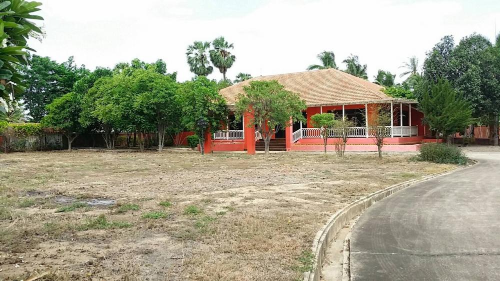 For SaleHouseCha-am Phetchaburi : Single-storey detached house for sale, area 3 rai, well fenced, with concrete road on 2 sides, near Puktian Beach and Cha-am Beach. The house is located in Nong Chok Subdistrict, Tha Yang District, Phetchaburi Province.