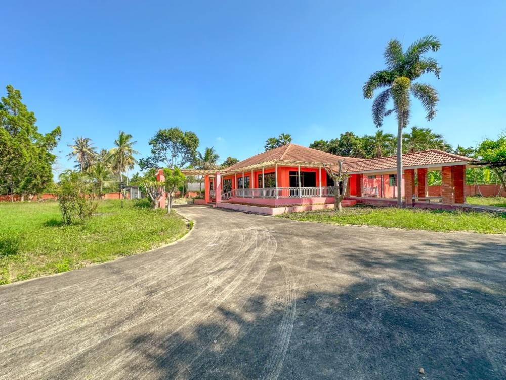 For SaleHouseCha-am Phetchaburi : Single-storey detached house for sale, area 3 rai, well fenced, with concrete road on 2 sides, near Puktian Beach and Cha-am Beach. The house is located in Nong Chok Subdistrict, Tha Yang District, Phetchaburi Province.