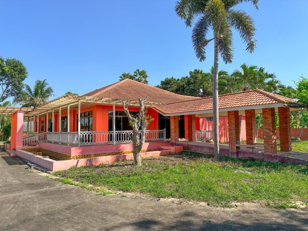 For SaleHouseCha-am Phetchaburi : Single-storey detached house for sale, area 3 rai, well fenced, with concrete road on 2 sides, near Puktian Beach and Cha-am Beach. The house is located in Nong Chok Subdistrict, Tha Yang District, Phetchaburi Province.