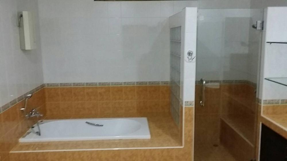 For SaleHouseCha-am Phetchaburi : Single-storey detached house for sale, area 3 rai, well fenced, with concrete road on 2 sides, near Puktian Beach and Cha-am Beach. The house is located in Nong Chok Subdistrict, Tha Yang District, Phetchaburi Province.