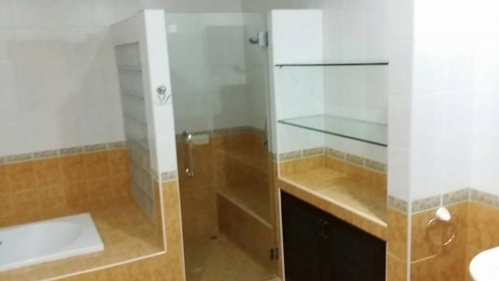 For SaleHouseCha-am Phetchaburi : Single-storey detached house for sale, area 3 rai, well fenced, with concrete road on 2 sides, near Puktian Beach and Cha-am Beach. The house is located in Nong Chok Subdistrict, Tha Yang District, Phetchaburi Province.