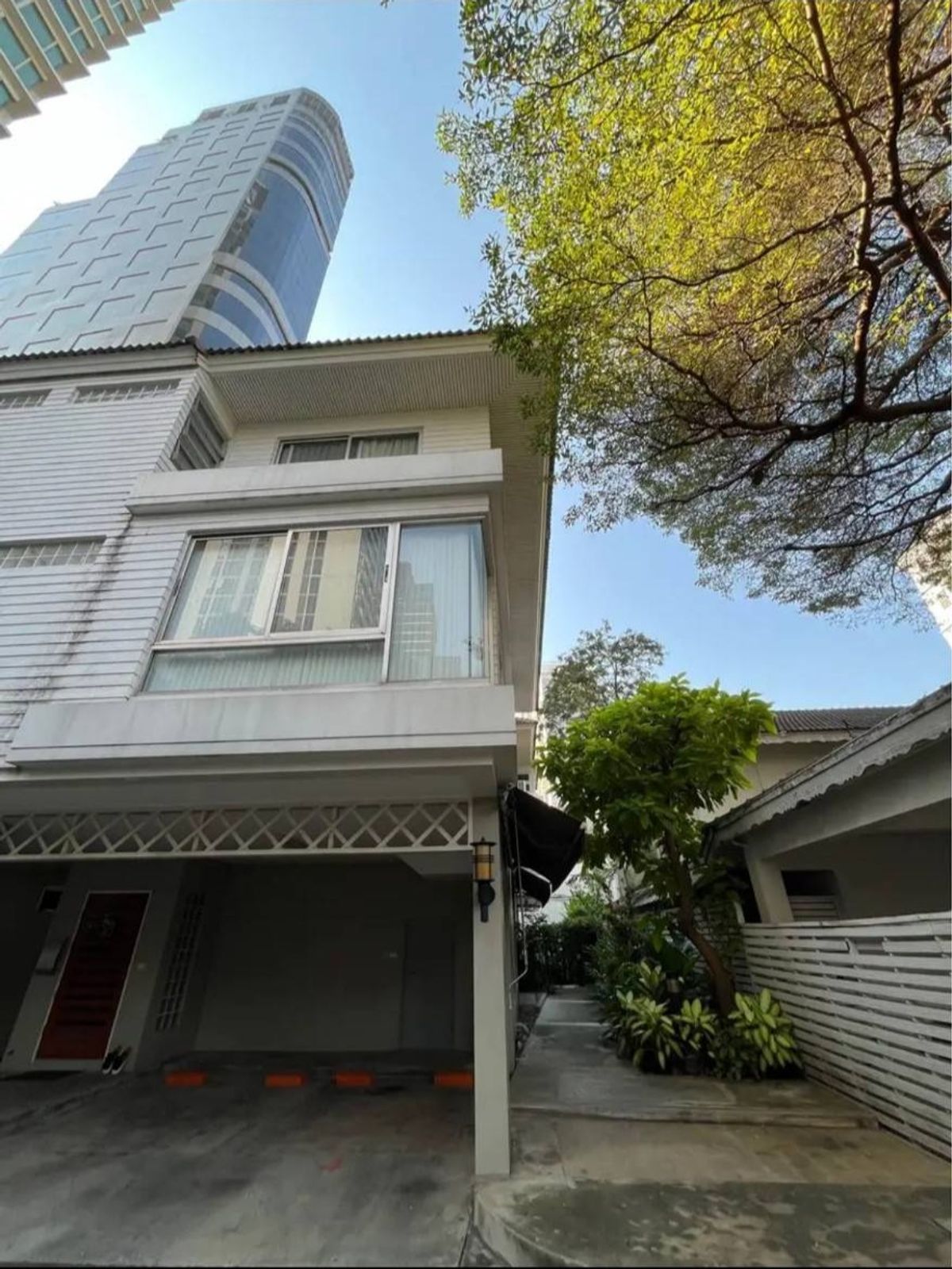 ให้เช่าบ้านสุขุมวิท อโศก ทองหล่อ : ♦ Prime Location ♦ บ้านเดี่ยว 2 ชั้น 4 ห้องนอน | ตกแต่งครบ | ติด Emporium | ใกล้ โรงแรมสกายวิวกรุงเทพสุขุมวิท 24,  โรงแรมฮิลตัน สุขุมวิท กรุงเทพ